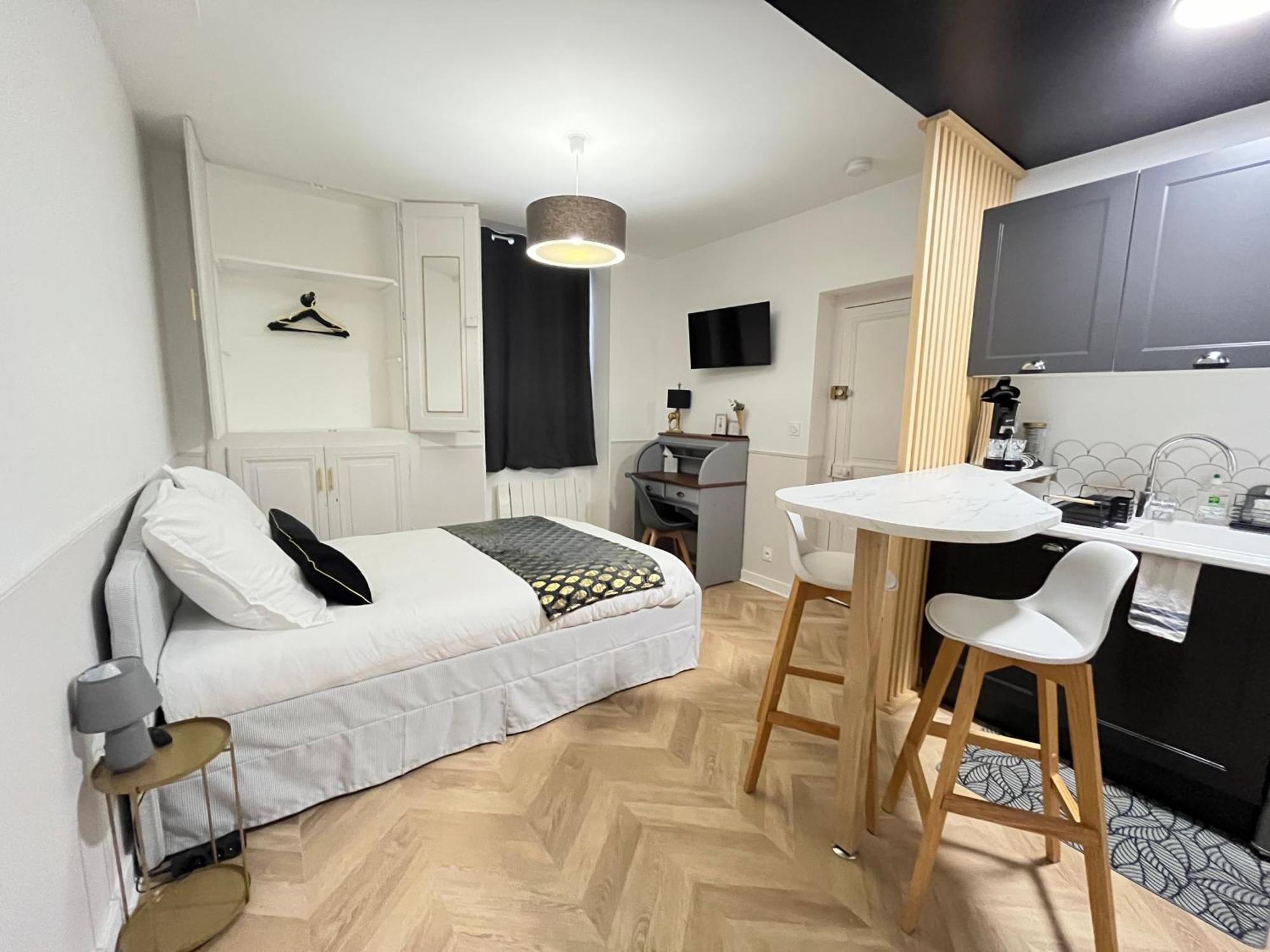 Le Studio Haslay Seraucourt En Plein Coeur De Ville De Bourges - Charme De L Ancien Et Confort Contemporain Værelse billede