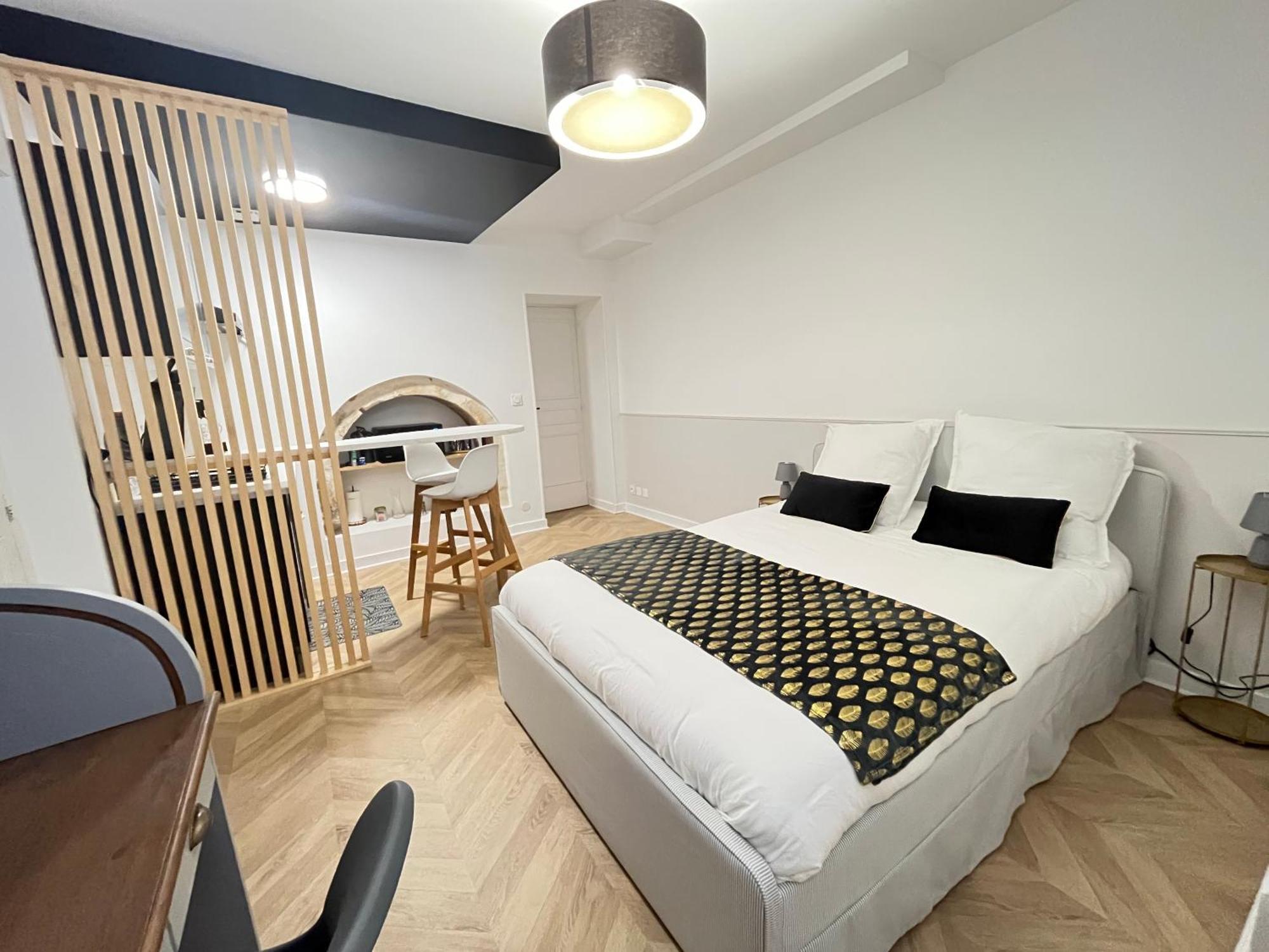 Le Studio Haslay Seraucourt En Plein Coeur De Ville De Bourges - Charme De L Ancien Et Confort Contemporain Værelse billede