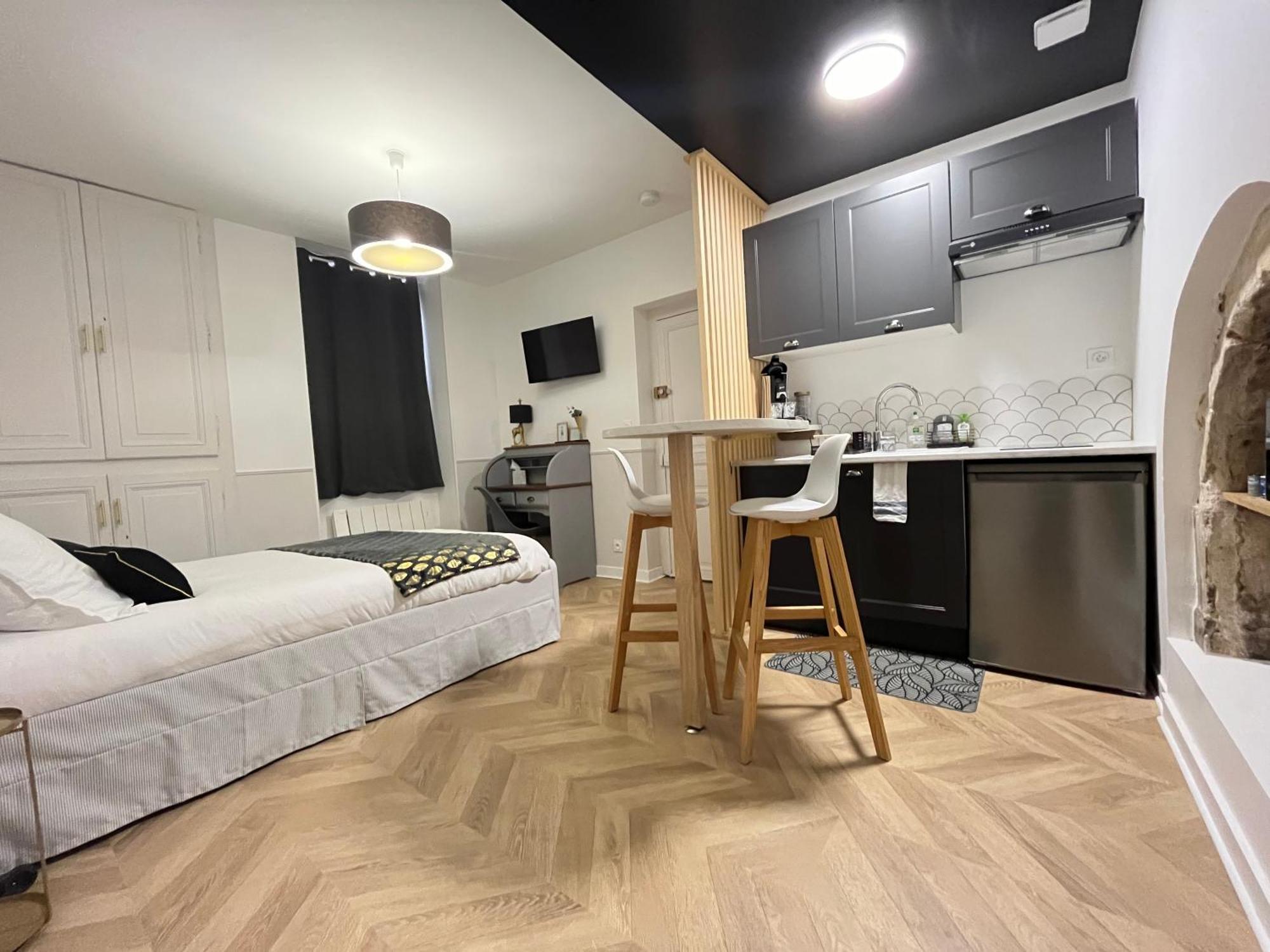 Le Studio Haslay Seraucourt En Plein Coeur De Ville De Bourges - Charme De L Ancien Et Confort Contemporain Værelse billede